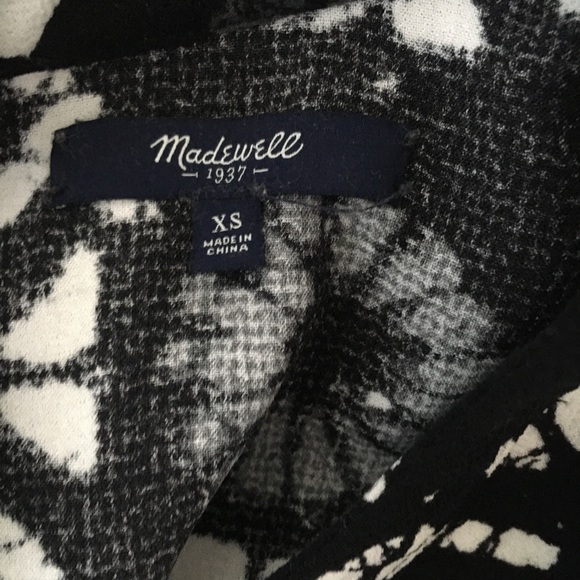 Button-back patterned top - Picture 4 of 4